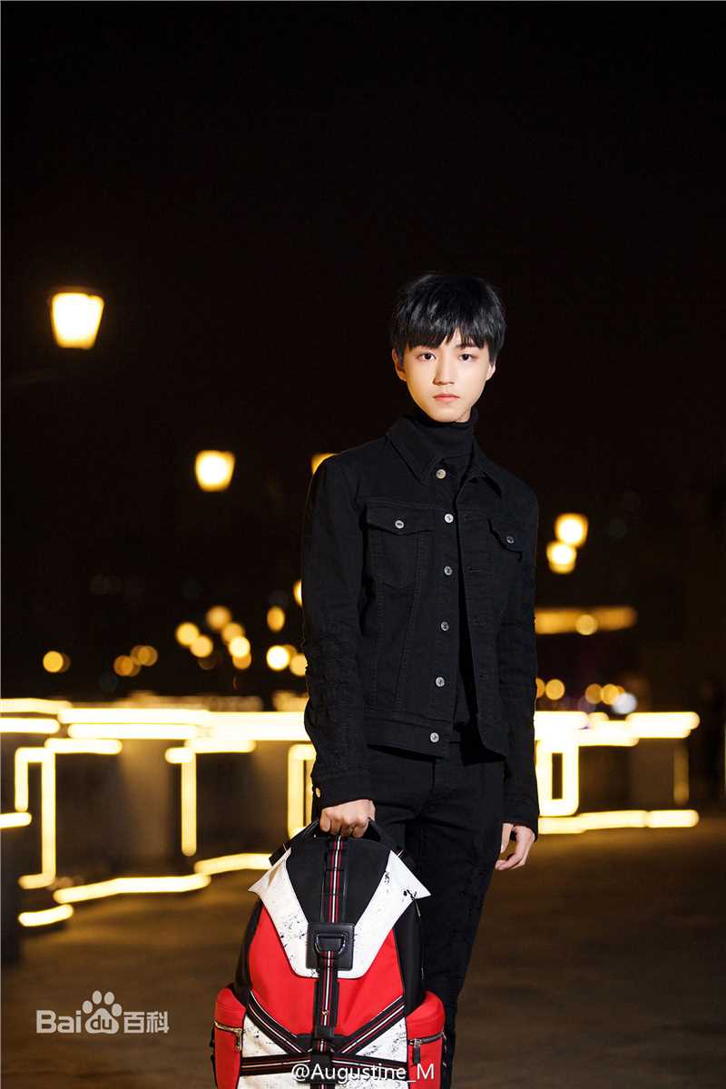 王俊凯(Karry)时尚街拍图册