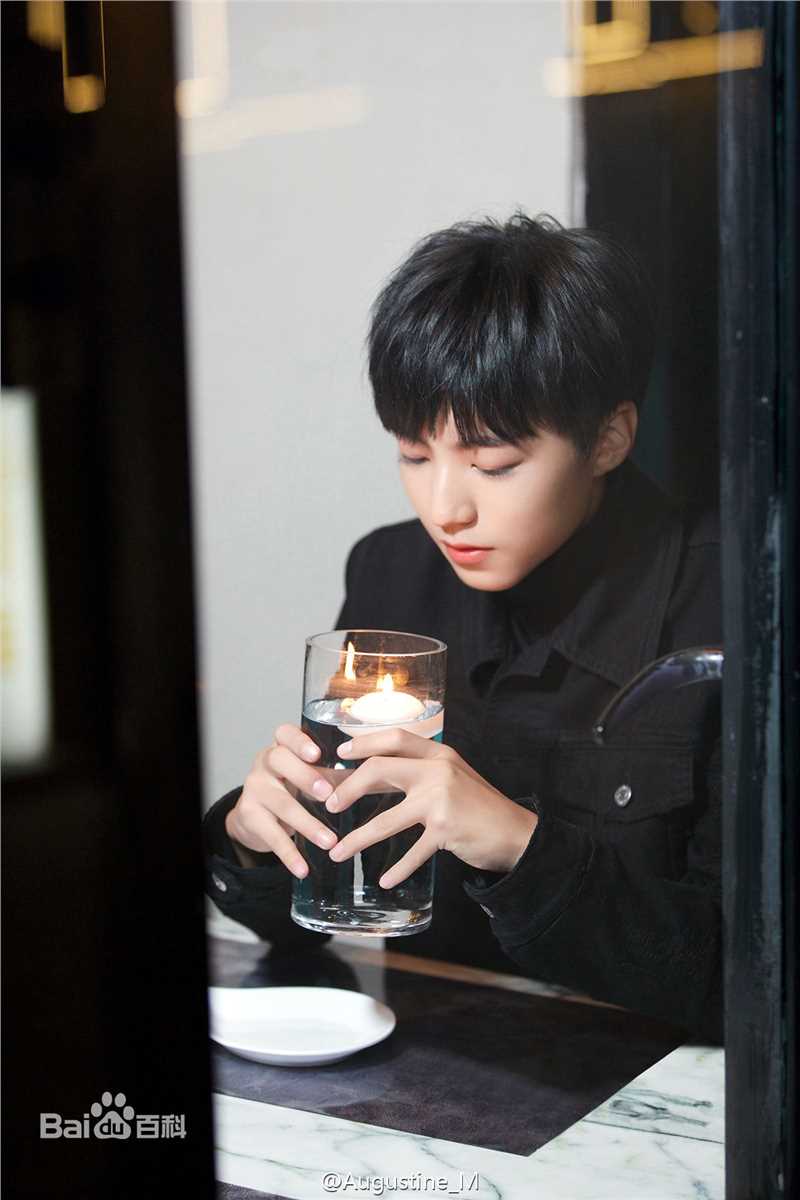 王俊凯(Karry)时尚街拍图册