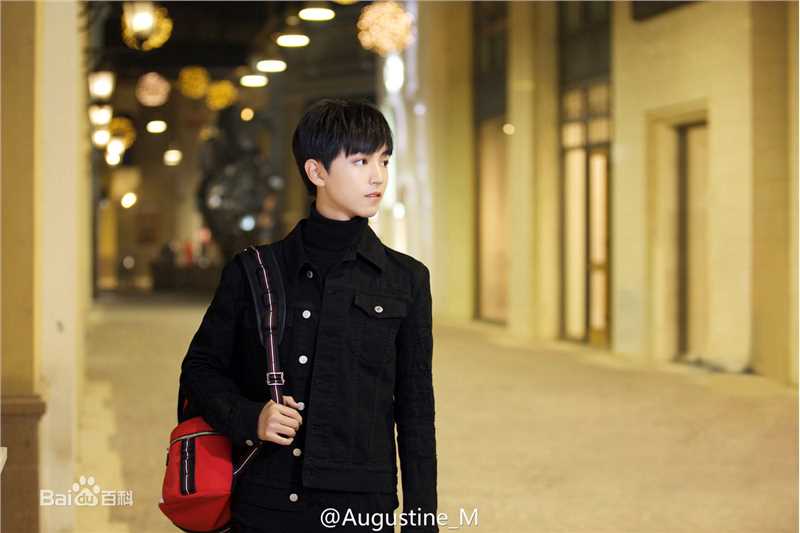 王俊凯(Karry)时尚街拍图册