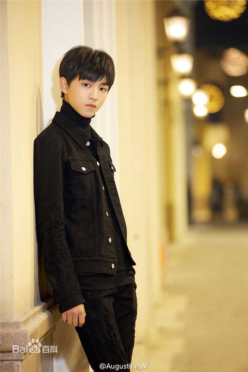 王俊凯(Karry)时尚街拍图册