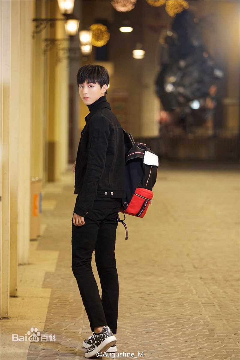 王俊凯(Karry)时尚街拍图册