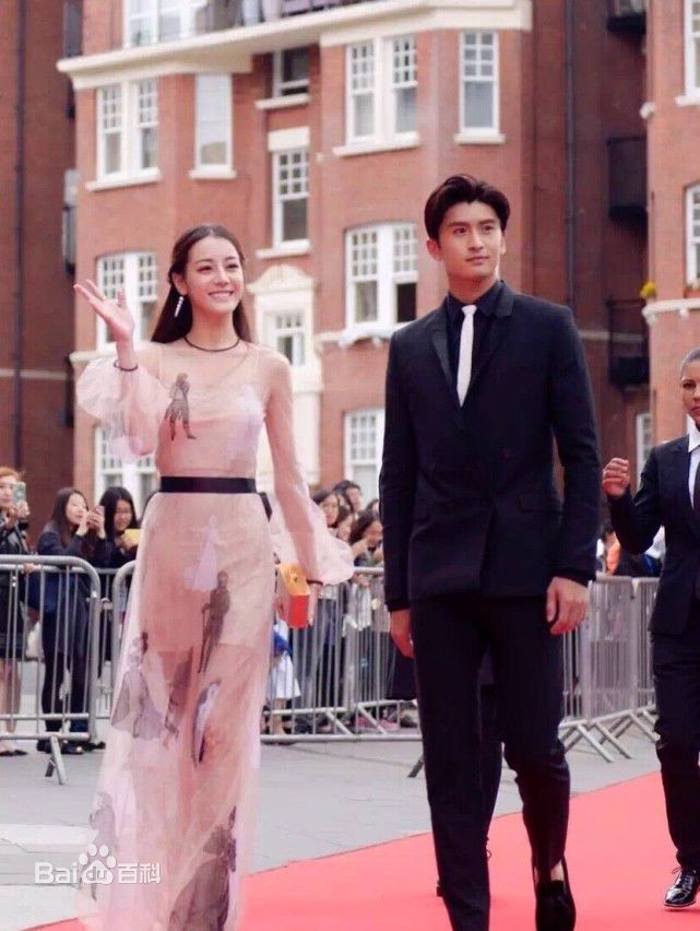 迪丽热巴·迪力木拉提(Dilraba)街拍图册