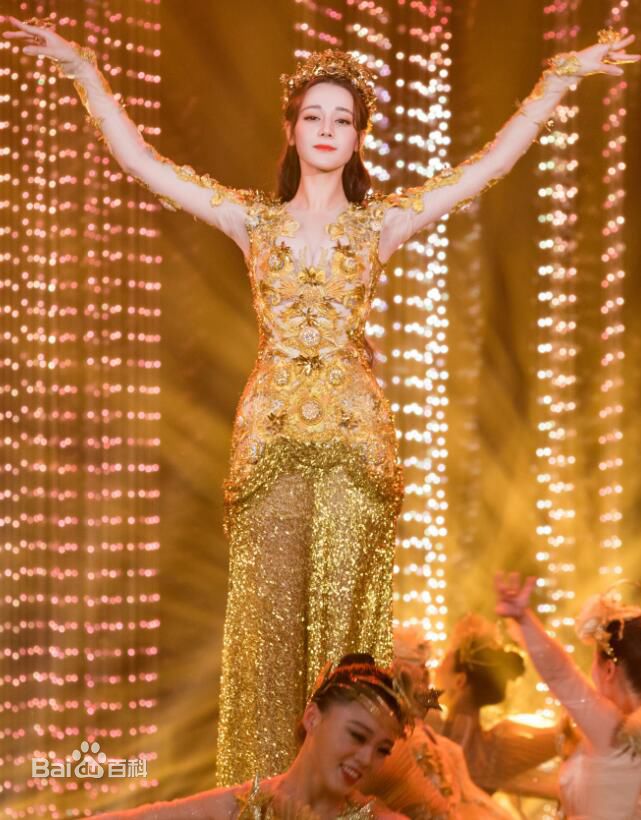 迪丽热巴·迪力木拉提(Dilraba)化身“金鹰女神”前后照片