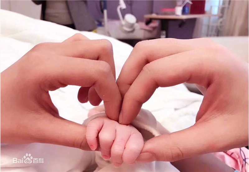 董子健一家三口素颜照相册