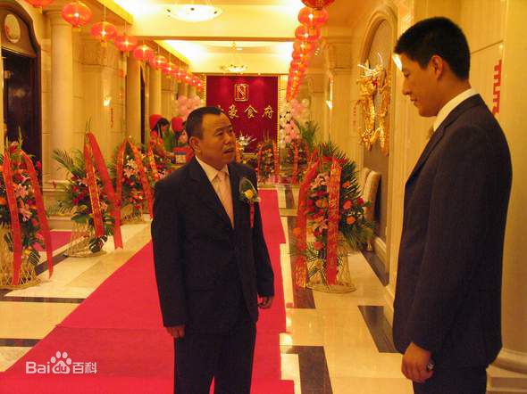 最全于震在2005年《杨德财征婚》饰演杨铜板中的壁纸