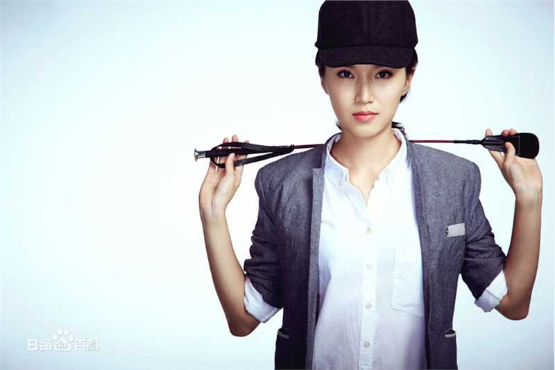 邹涵虹(Zou Han Hong)骑马装前后照片