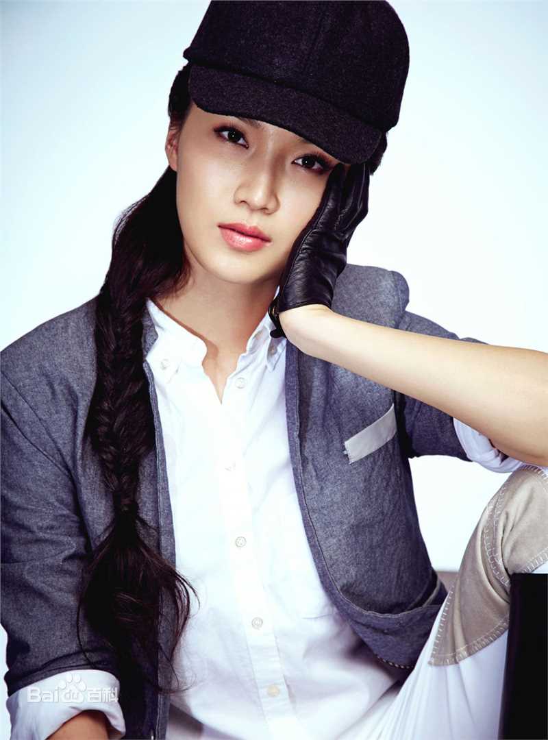 邹涵虹(Zou Han Hong)骑马装前后照片