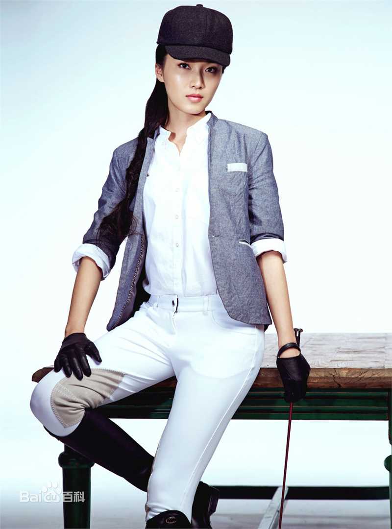 邹涵虹(Zou Han Hong)骑马装前后照片