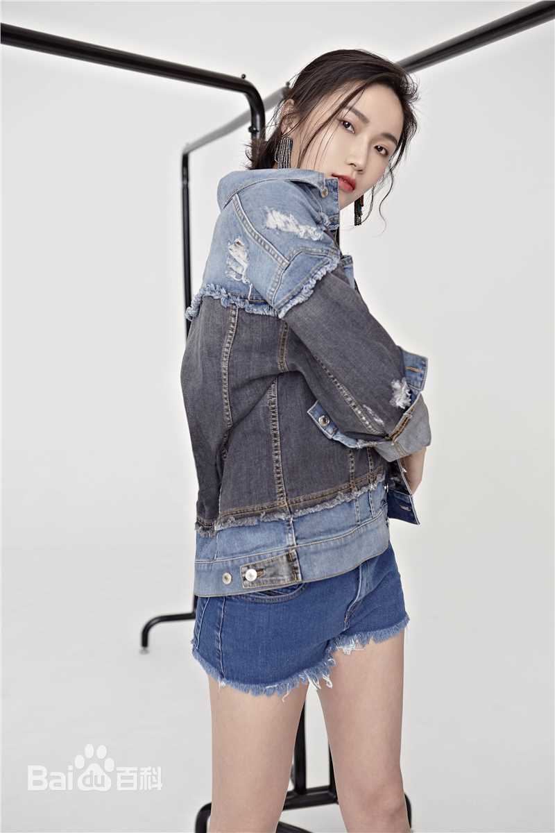 邹涵虹(Zou Han Hong)最新杂志壁纸