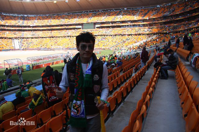 李光洁2010年随SOHUW围脖团观看南非世界杯素颜照相册