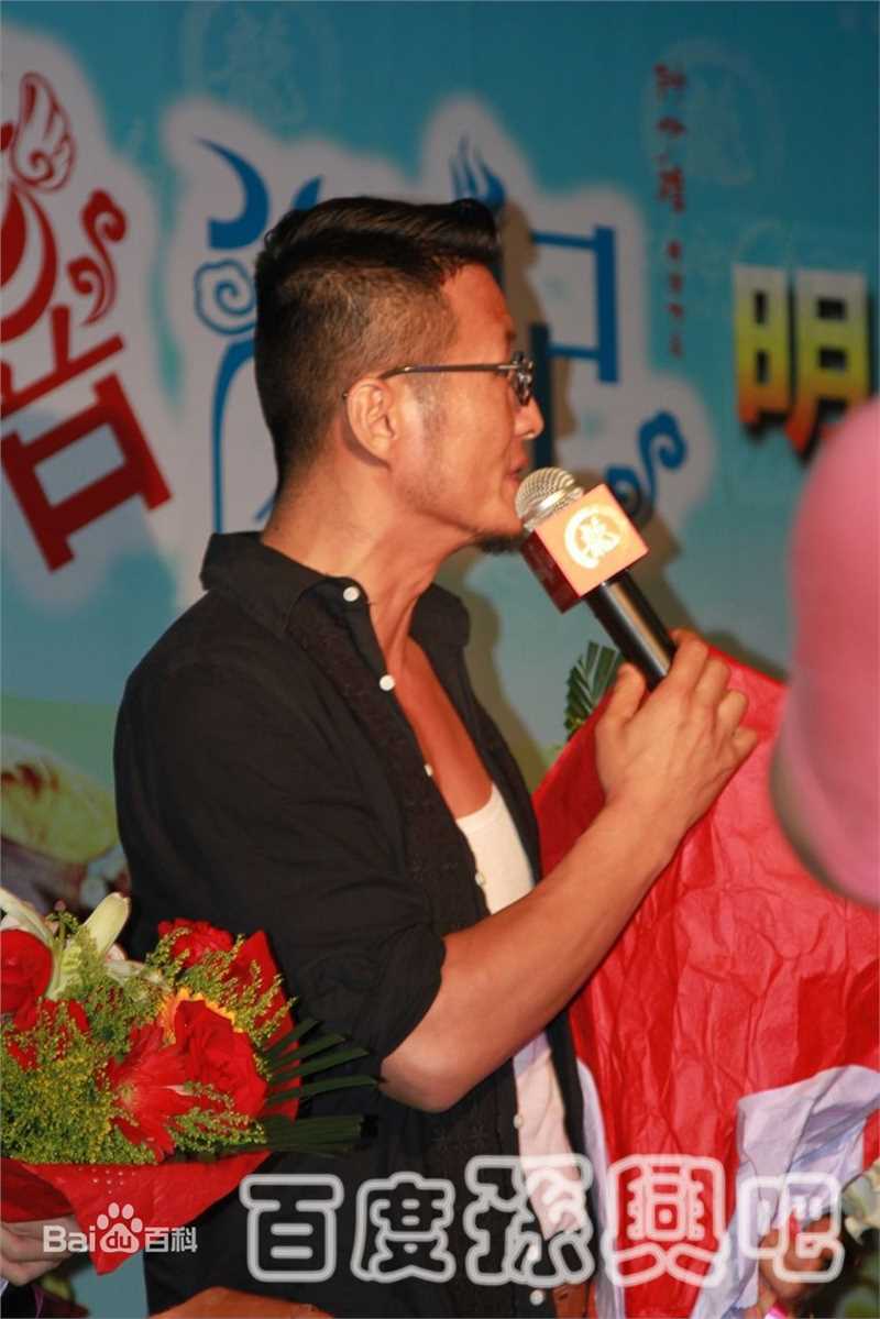 孙兴出席活动前后照片