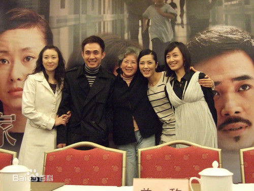 贾一平与妻子董晓燕前后照片