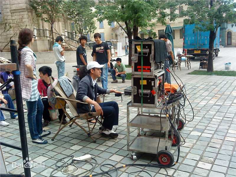 贾一平导演片场花絮图集素颜照壁纸