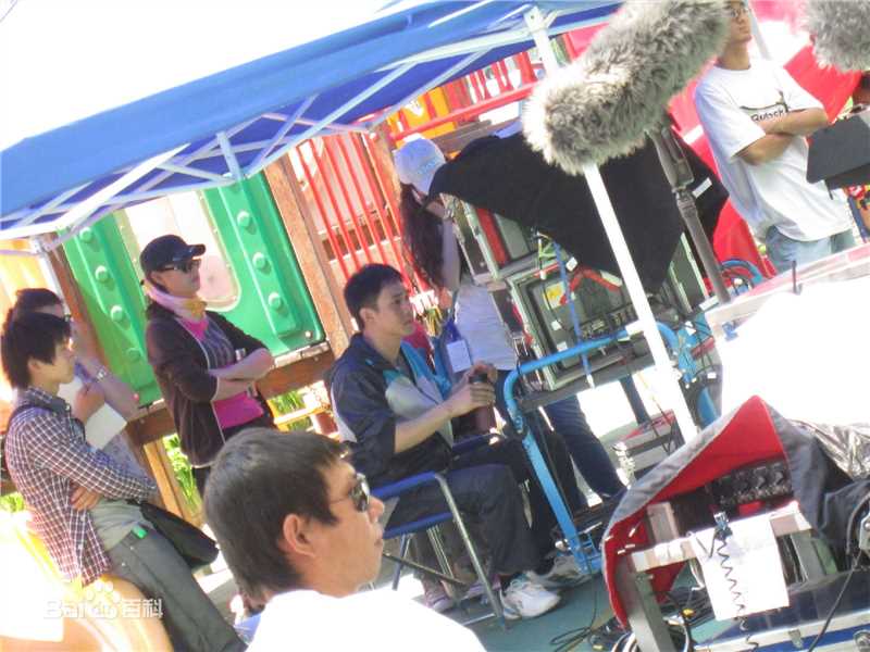 贾一平导演片场花絮图集素颜照壁纸