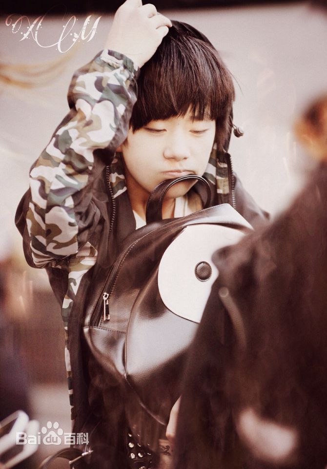 易烊千玺(Jackson)第六届北京欢乐谷街舞精英赛性感图片图集