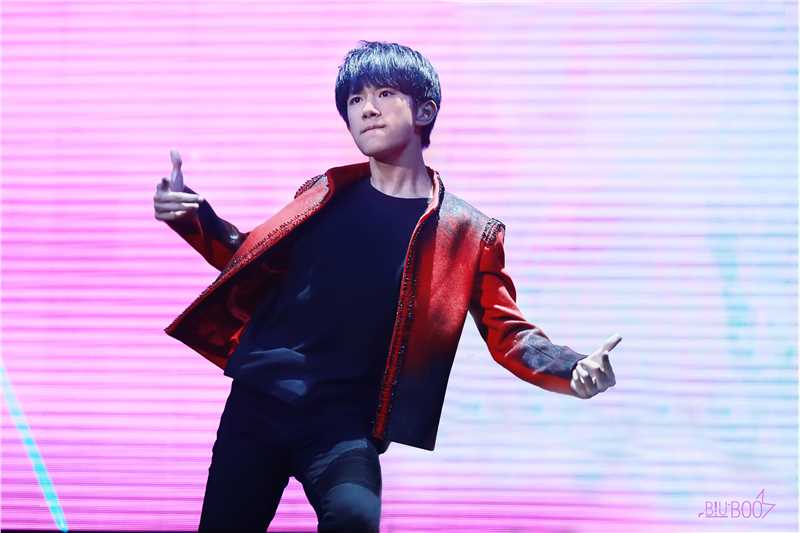 易烊千玺(Jackson)TFBOYS两周年粉丝见面会性感图片图集