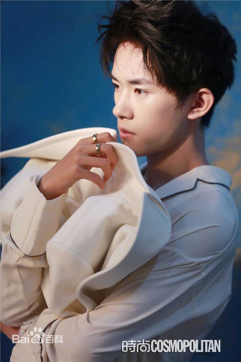 易烊千玺(Jackson)在《时尚·COOPOLITAN》中的