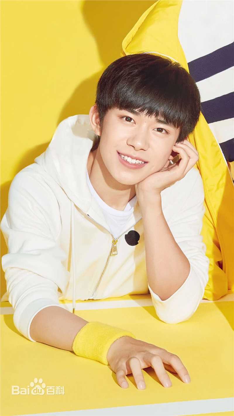 易烊千玺(Jackson)在《时尚·COOPOLITAN》中的