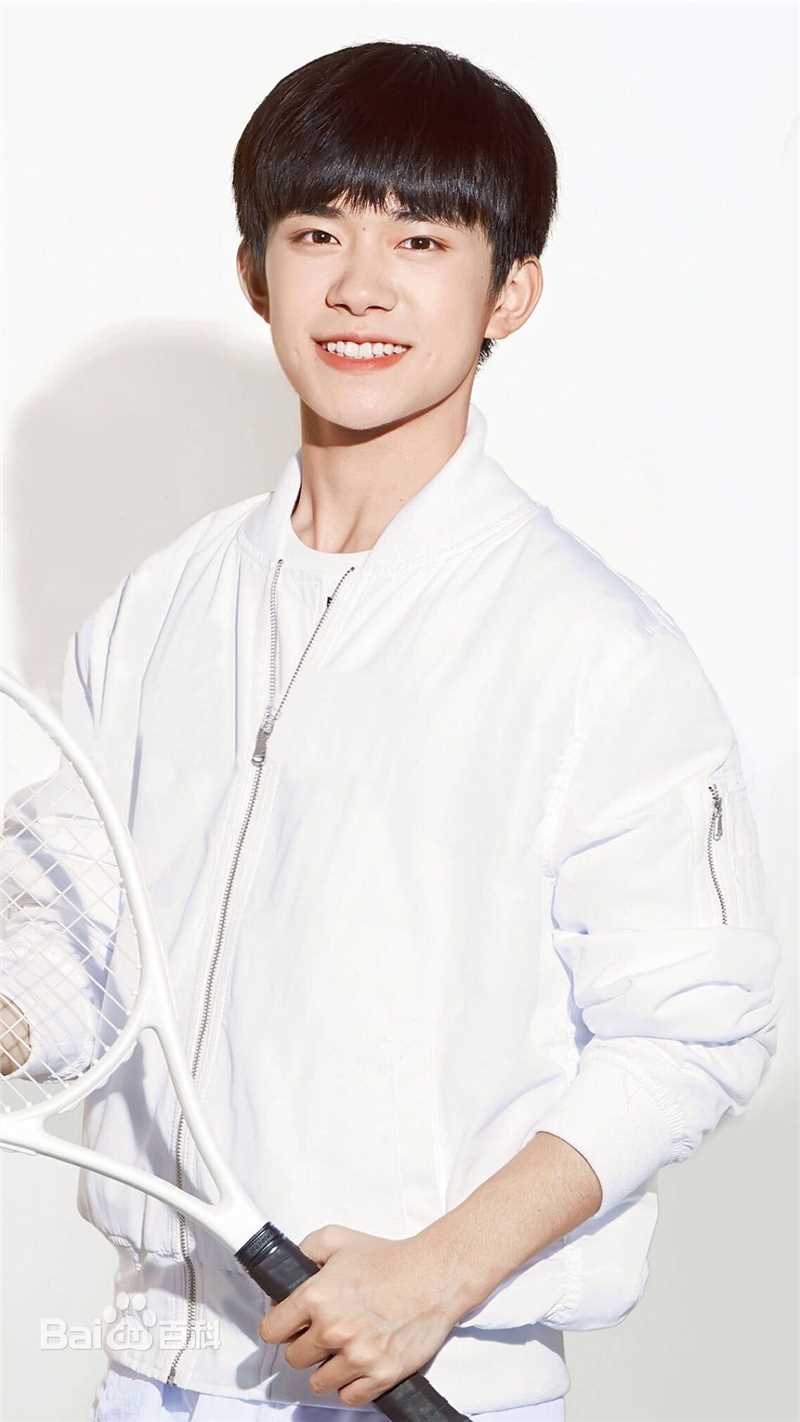 易烊千玺(Jackson)在《时尚·COOPOLITAN》中的