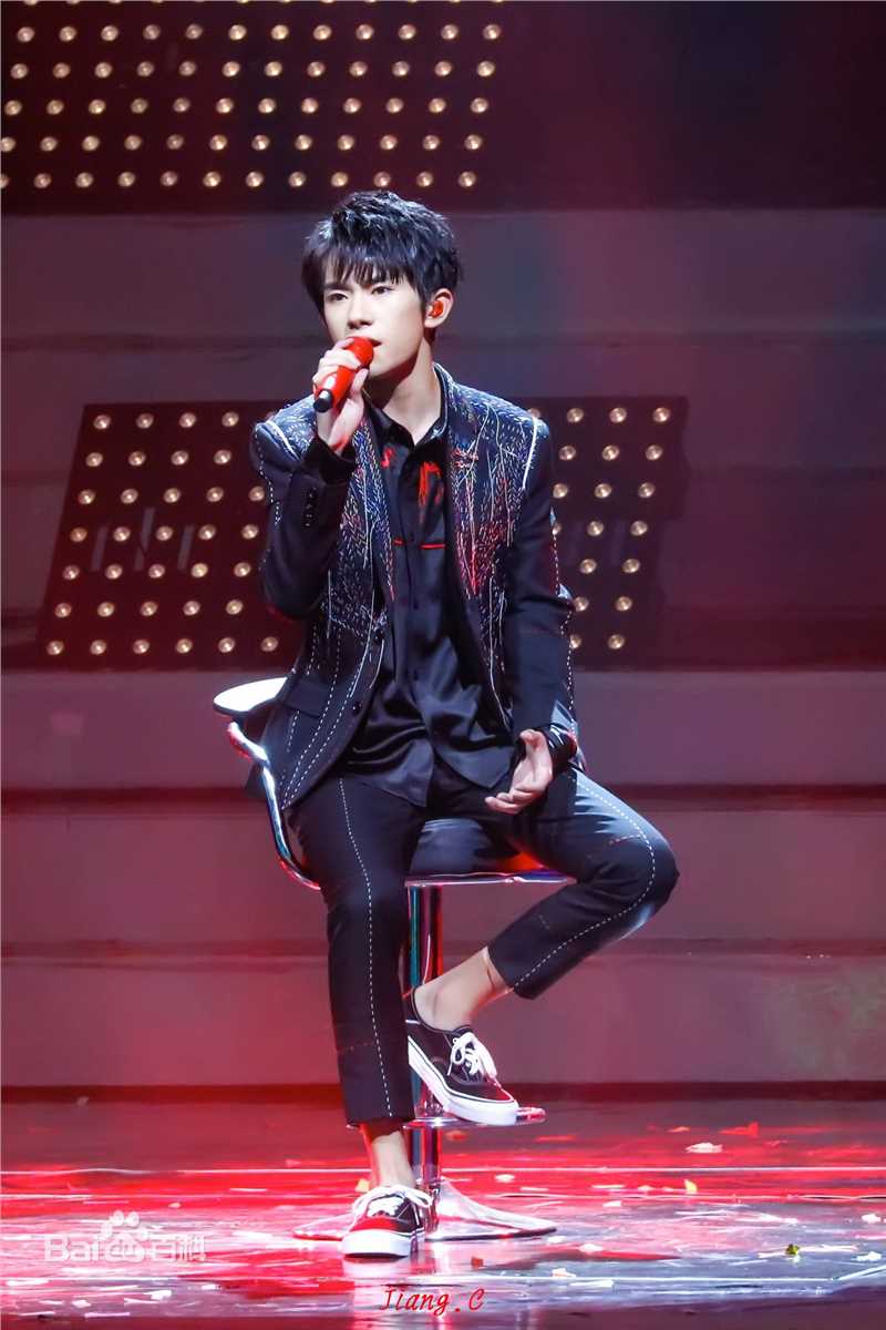 易烊千玺(Jackson)TFBOYS四周年演唱会性感图片图集