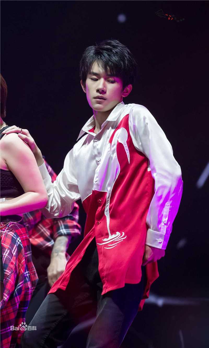 易烊千玺(Jackson)四周年舞蹈乐器图集性感图片图集