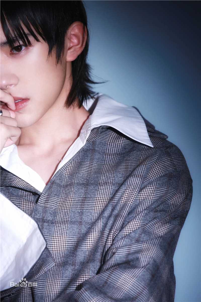 高清易烊千玺(Jackson)在《时装L'OFFICIEL》中的图集