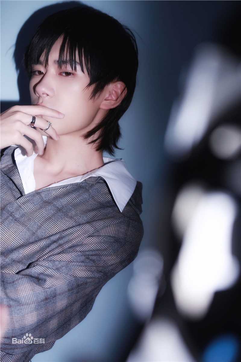 高清易烊千玺(Jackson)在《时装L'OFFICIEL》中的图集