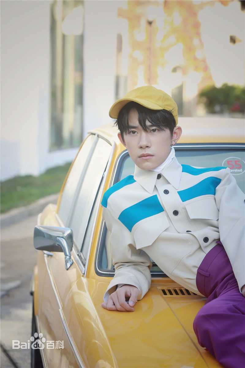 高清易烊千玺(Jackson)在《芭莎男士》中的图集