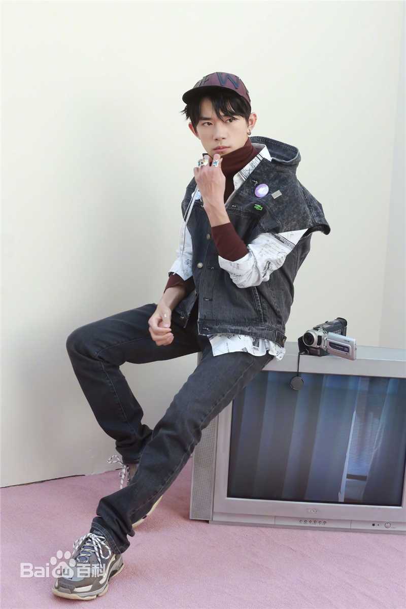 高清易烊千玺(Jackson)在《芭莎男士》中的图集