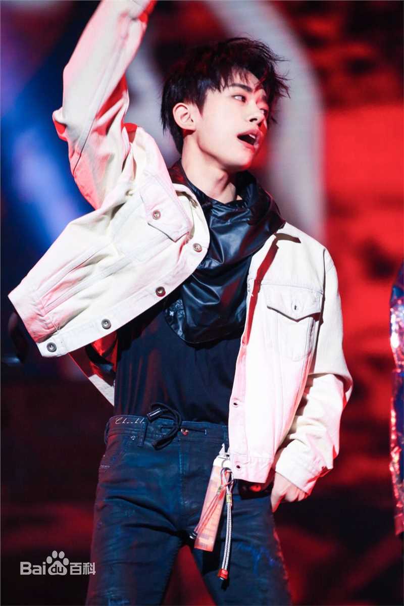 易烊千玺(Jackson)逢凉野性十七岁生日会素颜照相册