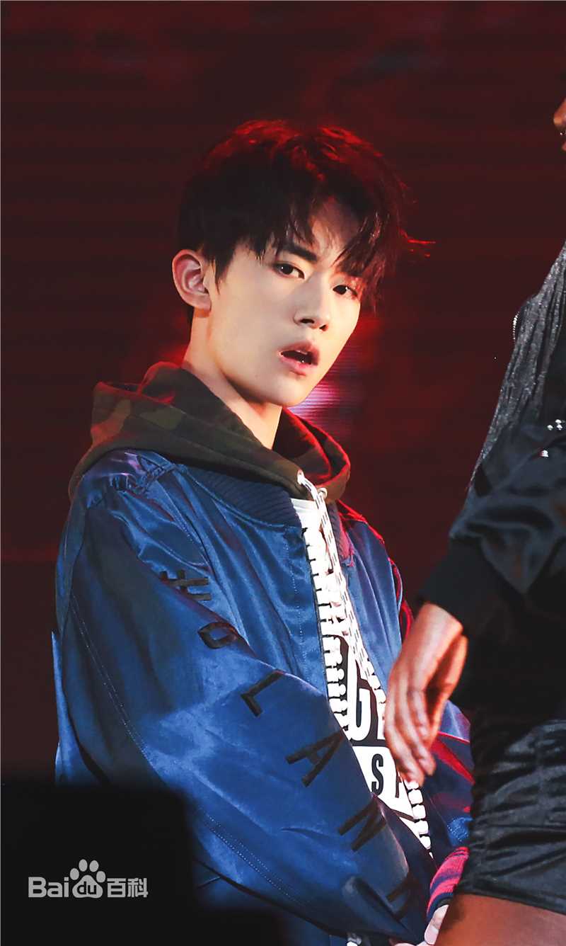 易烊千玺(Jackson)逢凉野性十七岁生日会素颜照相册