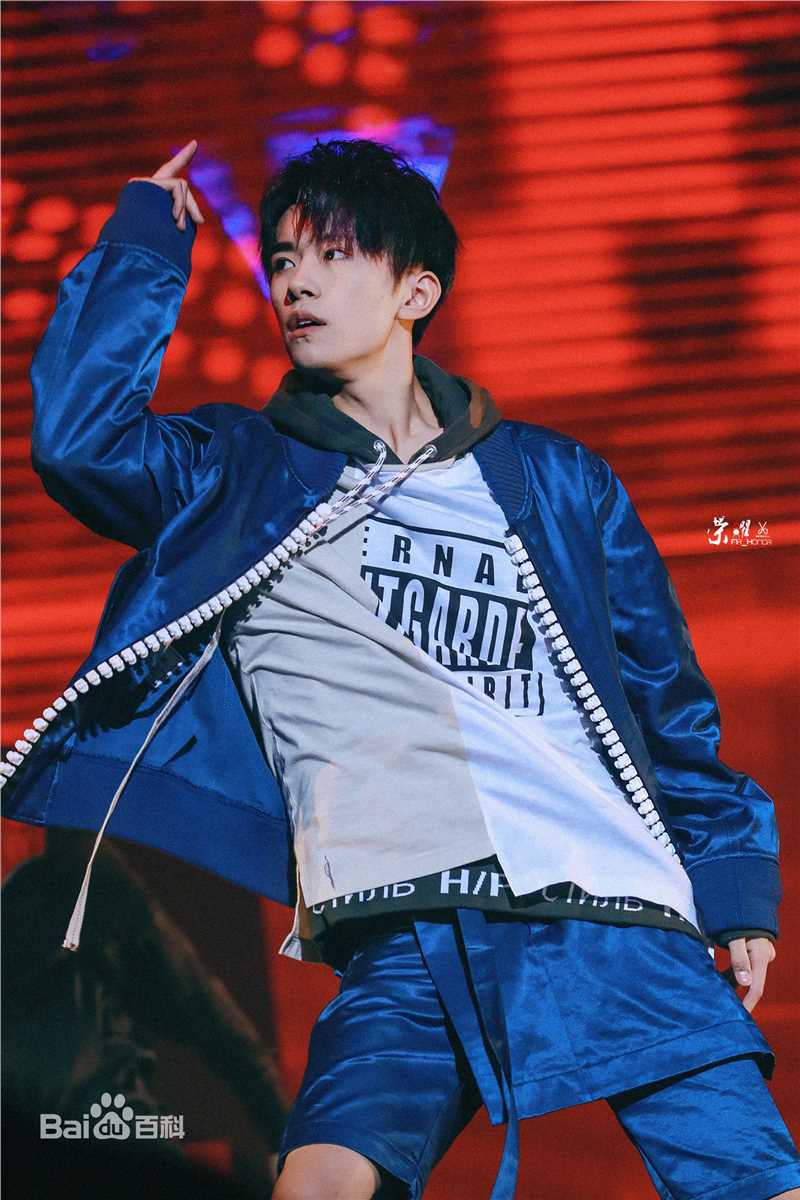 易烊千玺(Jackson)逢凉野性十七岁生日会素颜照相册