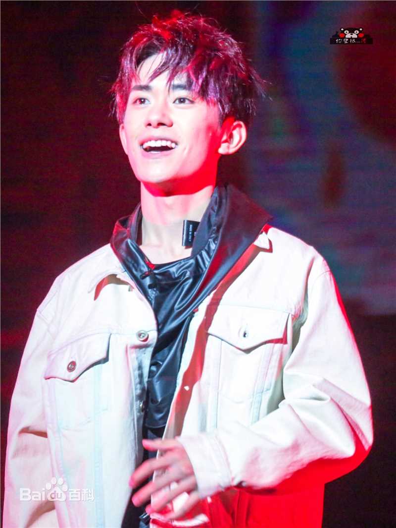 易烊千玺(Jackson)逢凉野性十七岁生日会素颜照相册