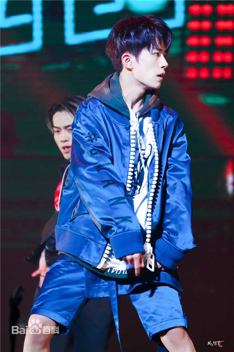 易烊千玺(Jackson)逢凉野性十七岁生日会素颜照相册