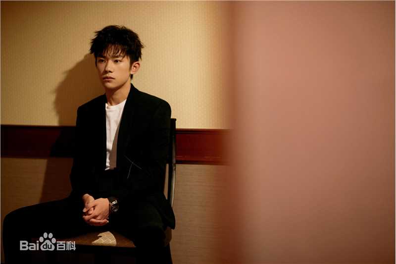 易烊千玺(Jackson)中国国际进口博览会上海青年推广大使前后照片