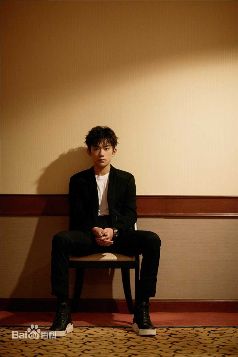 易烊千玺(Jackson)中国国际进口博览会上海青年推广大使前后照片