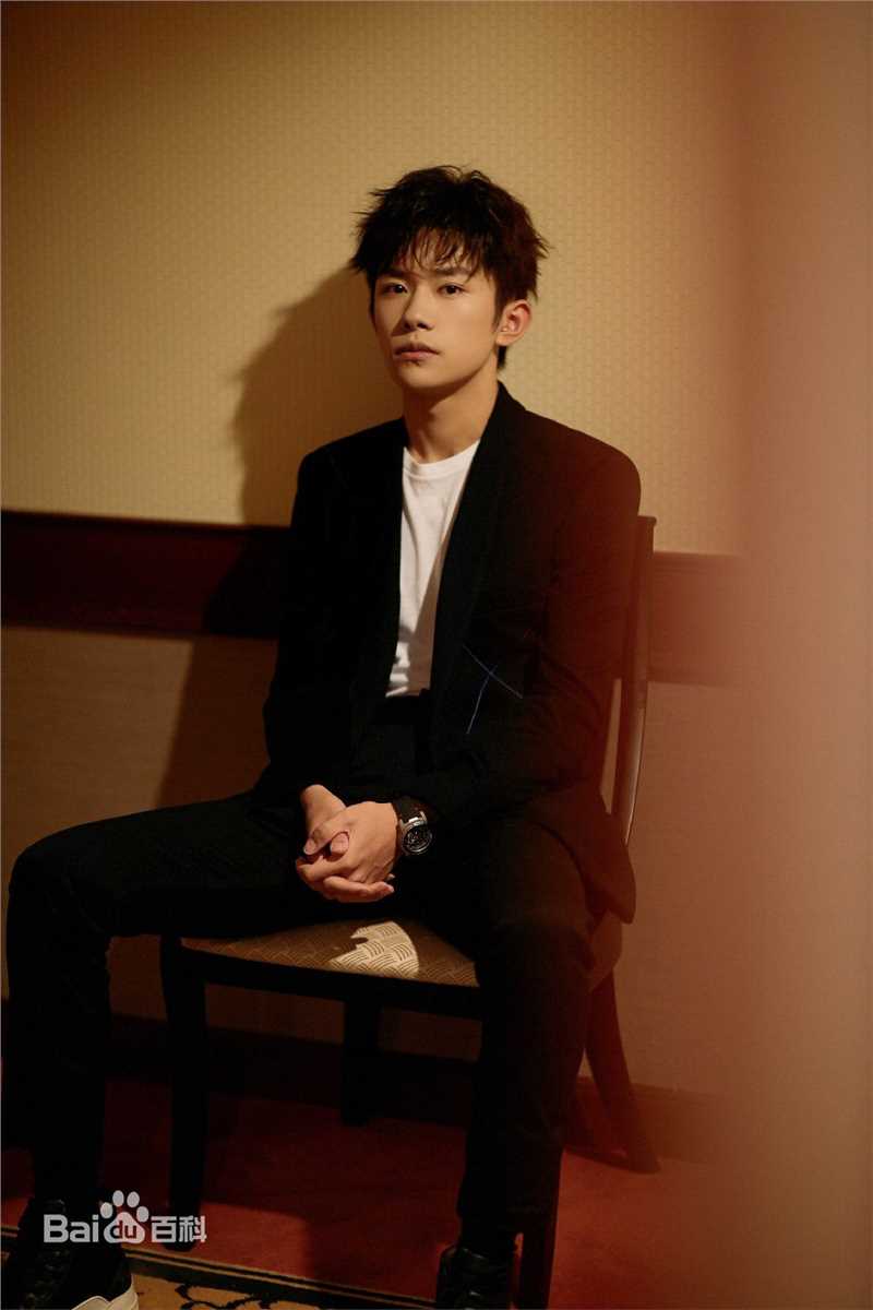 易烊千玺(Jackson)中国国际进口博览会上海青年推广大使前后照片