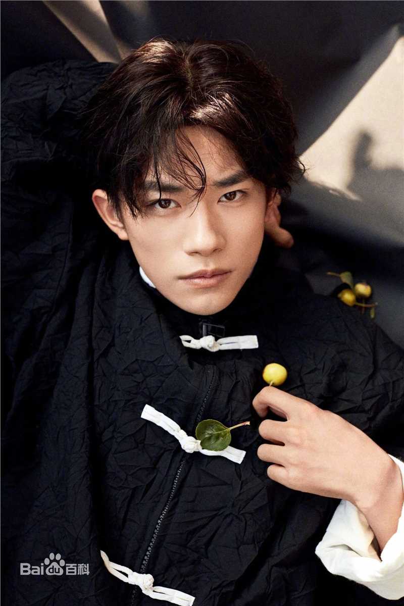 最新易烊千玺(Jackson)在《人物》中的图集