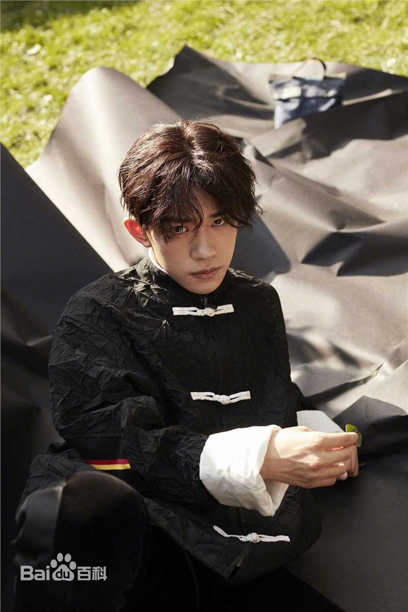 最新易烊千玺(Jackson)在《人物》中的图集