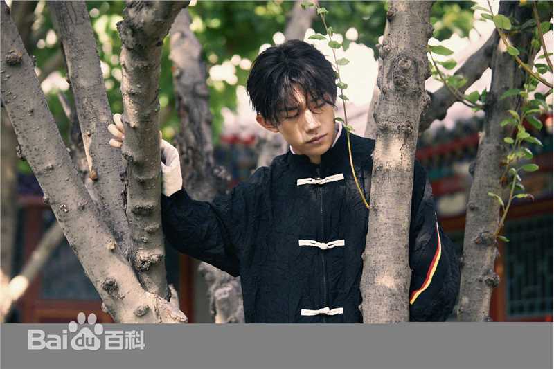 最新易烊千玺(Jackson)在《人物》中的图集