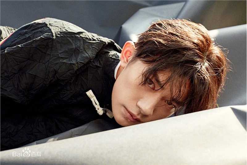 最新易烊千玺(Jackson)在《人物》中的图集