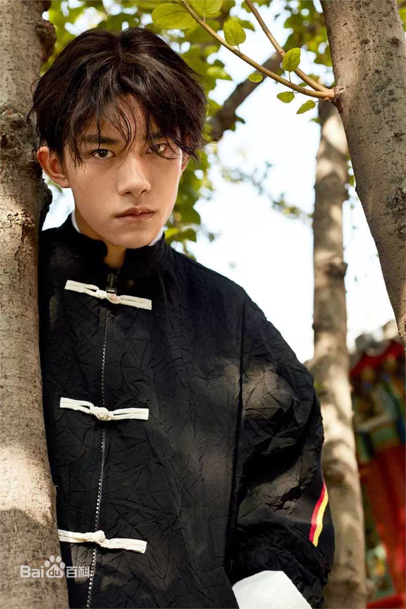 最新易烊千玺(Jackson)在《人物》中的图集