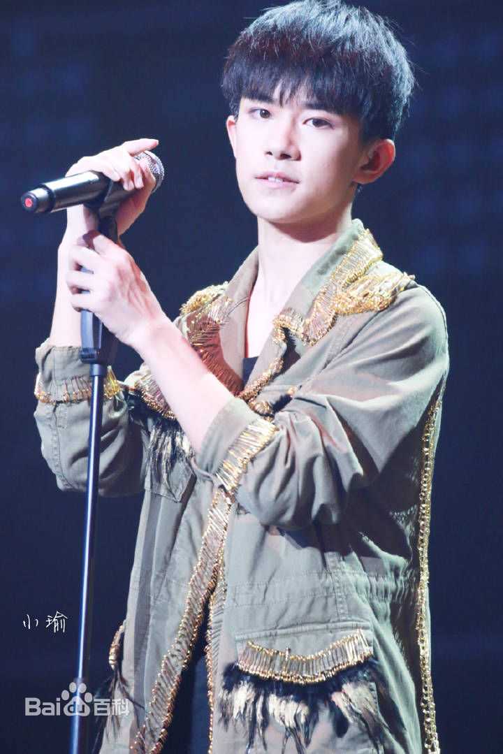 易烊千玺(Jackson)周年见面会性感图片图集