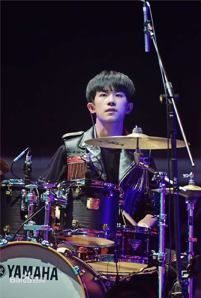 易烊千玺(Jackson)周年见面会性感图片图集