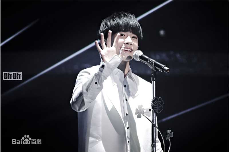 易烊千玺(Jackson)周年见面会性感图片图集