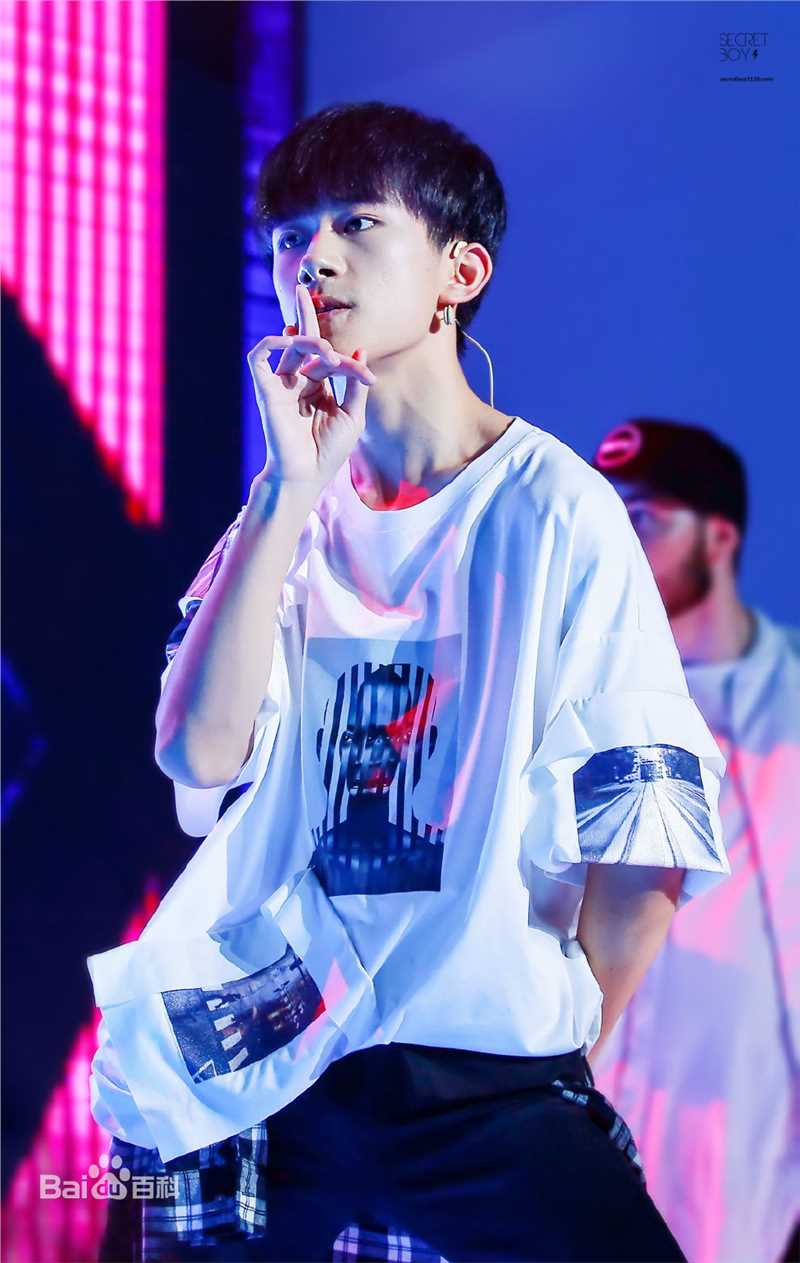 易烊千玺(Jackson)夏日甜心素颜照相册