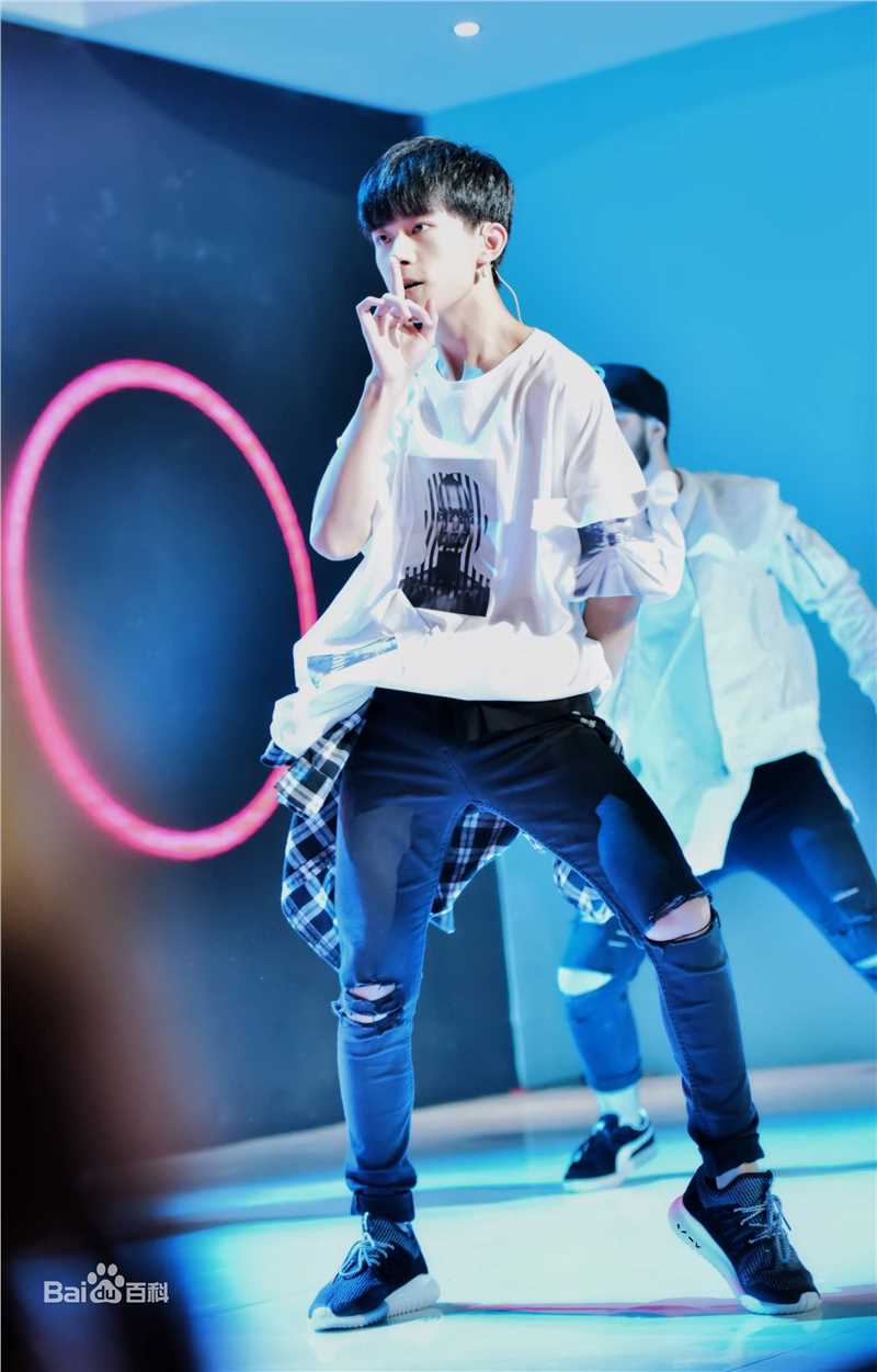 易烊千玺(Jackson)夏日甜心素颜照相册