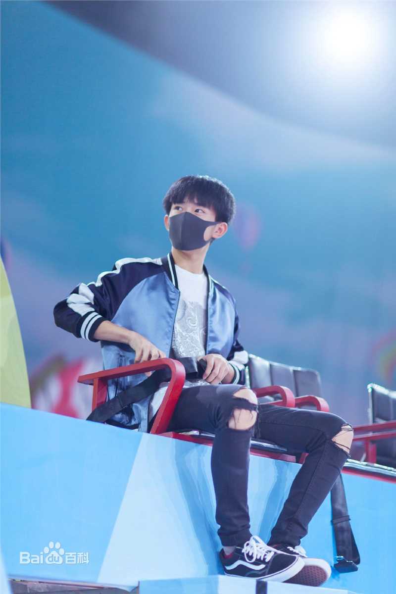 易烊千玺(Jackson)夏日甜心素颜照相册