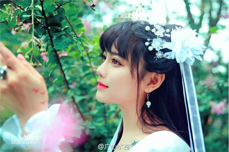 罗小伊(Royi)南笙古装前后照片