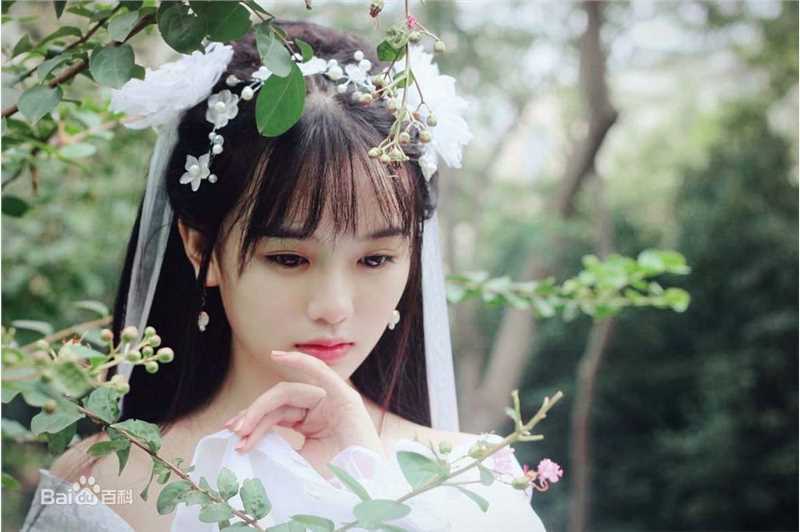 罗小伊(Royi)南笙古装前后照片